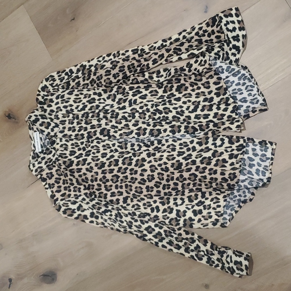 Alexander Jordan Women's Medium Giraffe Print Long-sleeved Button-down Top